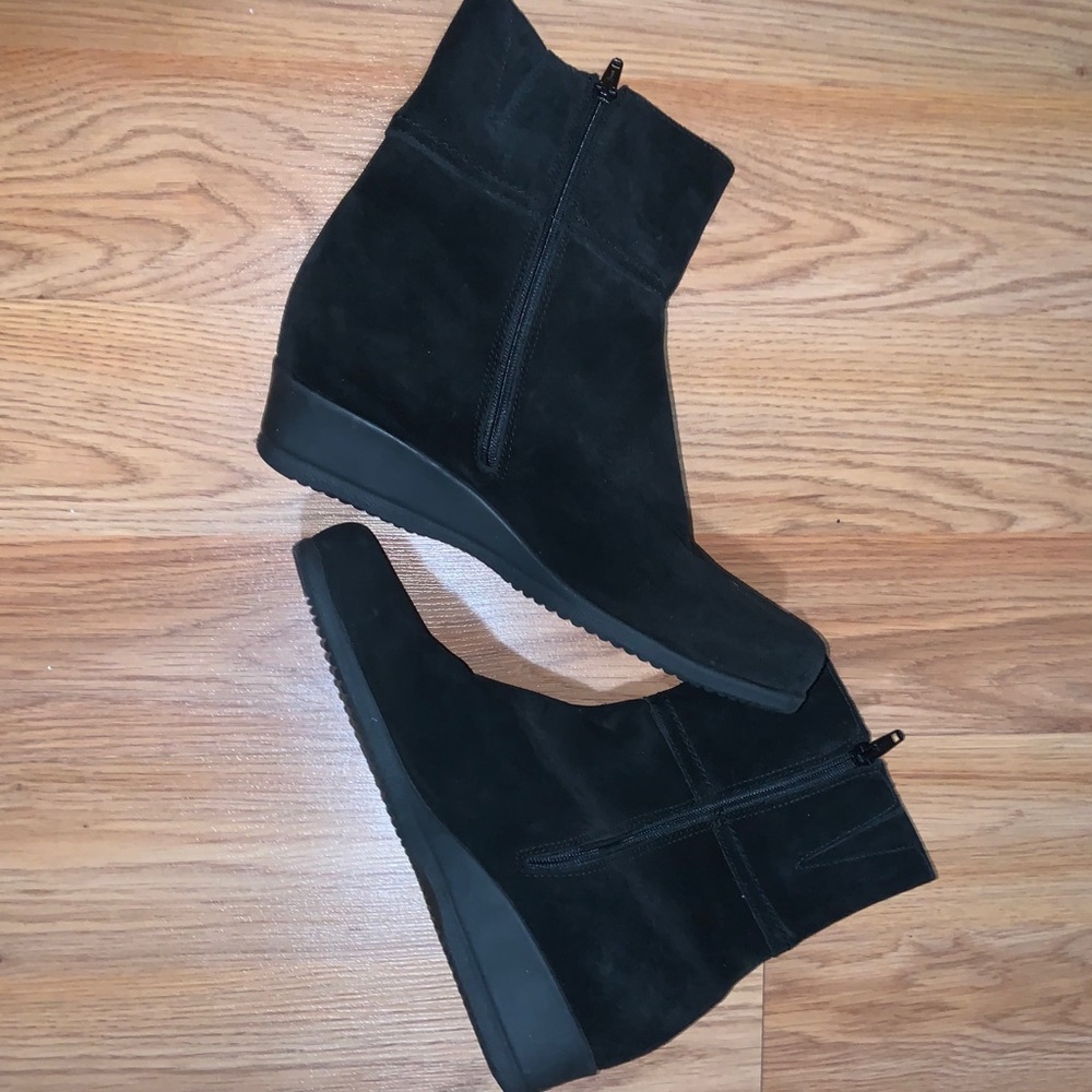 La Canadienne black suede bootie 7m